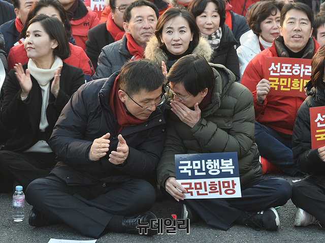 ▲ 황교안 자유한국당 대표와 조경태 공천관리위원장 추천위원장이 지난 3일 오후 서울 종로구 세종문화회관 앞에서 열린 '희망 대한민국 만들기 국민대회'에 참석해 귀엣말을 나누고 있다.ⓒ박성원 기자