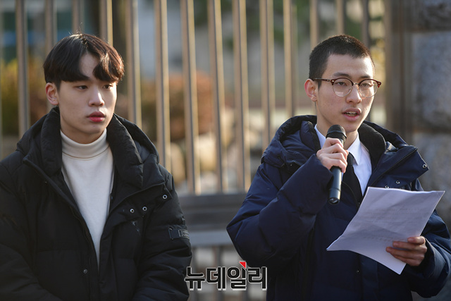 ▲ 전국학생수호연합 김화랑 대표(오른쪽)와 최인호 대변인이 지난해 12월 18일 정치편향 교육 논란이 제기된 서울 관악구 인헌고등학교 앞에서 사상주입 교육을 비판하는 긴급기자회견을 갖고 있다. ⓒ정상윤 기자