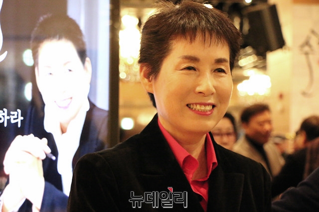 ▲ 정순천 예비후보가 14일 출판기념회에 앞서 행사장을 찾은 지지자들에게 인사하고 있다.ⓒ뉴데일리