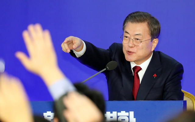 ▲ 문재인 대통령이 14일 청와대 영빈관에서 열린 2020 대통령 신년기자회견에 참석해 질문자를 지목하고 있다. ⓒ뉴시스