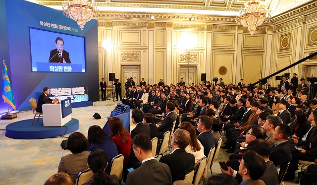 ▲ 문재인 대통령이 14일 청와대 영빈관에서 열린 2020 대통령 신년기자회견에 참석해 취재진의 질문에 답변하고 있다. ⓒ뉴시스