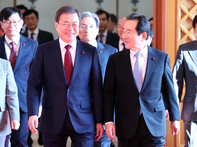 ▲ 문재인 대통령과 정세균 신임 총리가 14일 청와대 본관에서 임명장 수여식을 마친 뒤 환담장으로 이동하고 있다. ⓒ뉴시스