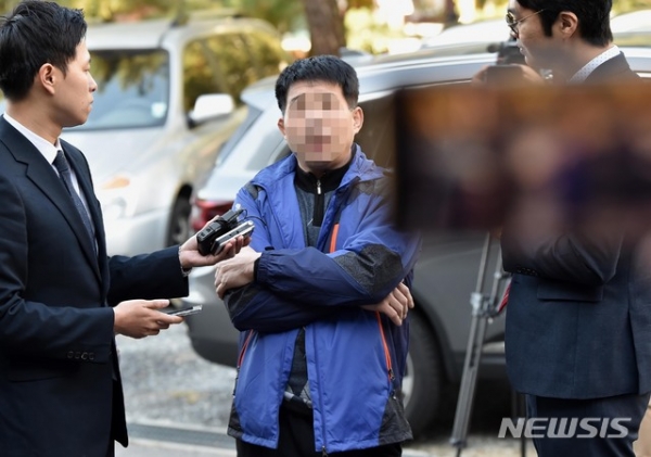 ▲ 화성 연쇄살인 8차 사건의 범인으로 지목돼 20년간 옥살이를 한 윤모씨(53). 사진은 윤씨가 언론과 인터뷰를 하고 있는 모습. ⓒ뉴시스