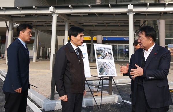 ▲ 한범덕 청주시장이 14일 오송역 버스환승센터 개통과 관련한 설명을 듣고 있다.ⓒ청주시