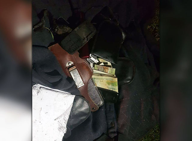▲ 미군 특수작전부대가 촬영한 솔레이마니의 유류품. 왼쪽 윗편에 검게 탄 휴대전화가 보인다. ⓒ폭스뉴스 관련보도 화면캡쳐.