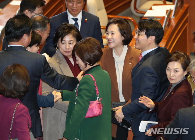 ▲ 유은혜(오른쪽 세번째) 사회부총리 겸 교육부 장관과 더불어민주당 박용진(두번째) 의원 등이 13일 국회 본회의에서 '유치원 3법'이 통과되자 기뻐하고 있다.ⓒ뉴시스
