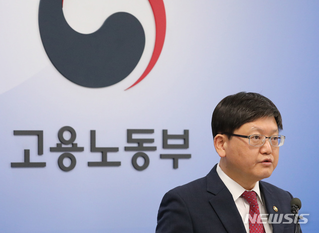 ▲ 정부가 노동자의 근속연수와 임금이 같이 오르는 호봉제가 아닌 맡은 업무의 성격이나 강도 등에 따라 임금을 책정하는 ‘직무성과급제(이하 직무급제)’로 임금체계를 개편하기로 했다. 저성장과 고령화가 함께 진행되면서 호봉제가 기업의 비용 부담을 늘리고 대·중소기업간 임금 격차 등 문제를 일으킨다는 이유에서다. 사진은 임서정 고용노동부 차관. ⓒ뉴시스