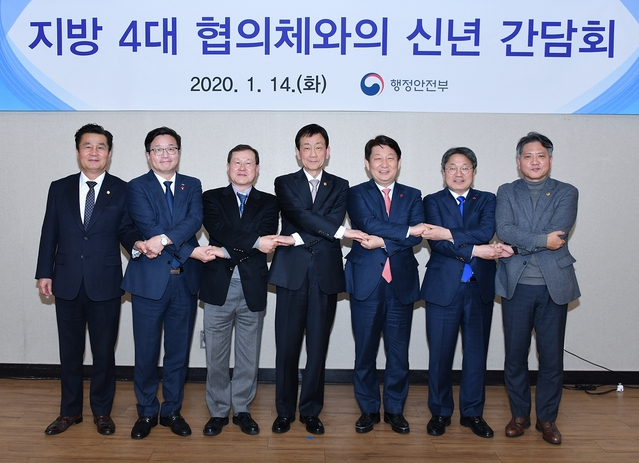 ▲ 사진 왼쪽부터 강필구 전남영광군의회의장, 염태영 수원시장, 김순은 지방분권위원회 위원장, 진영 행정안전부 장관, 권영진 대구시장, 강기정 청와대 정무수석, 신원철 서울시의회의장.ⓒ대구시