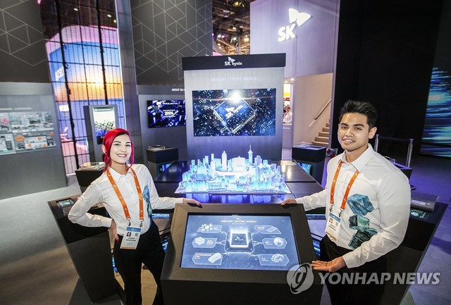 ▲ 사진은 SK하이닉스가 이달 7일(현지시간) 미국 라스베가스에서 열린 CES 2020에 참가해 4차 산업혁명을 이끄는 반도체 기술을 전시하고 있다.ⓒ연합뉴스