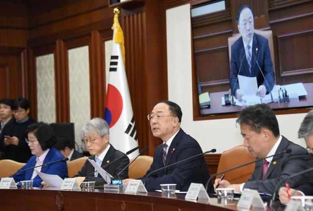 ▲ 홍남기 경제부총리 겸 기획재정부 장관이 15일 오전 서울 종로구 정부서울청사에서 열린 제1차 혁신성장 전략회의에서 발언하고 있다.ⓒ기재부 제공