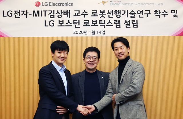 ▲ LG전자 CTO 박일평 사장(가운데), MIT 김상배 교수(맨오른쪽), LG전자 로봇선행연구소장 백승민 상무가 지난 14일 LG전자 서초R&D캠퍼스에서 만나 기념촬영을 하고 있다. ⓒLG전자