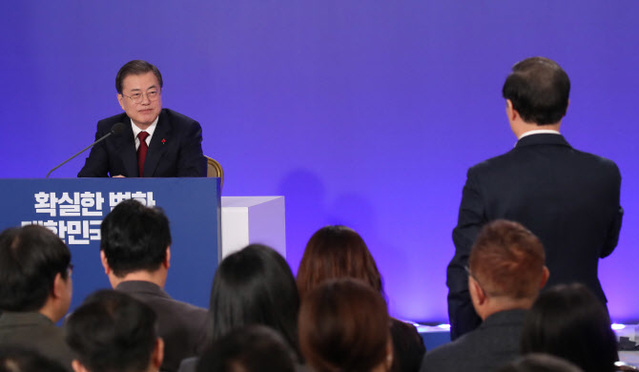 ▲ 문재인 대통령이 지난 14일 오전 청와대 영빈관에서 열린 신년 기자회견에서 기자 질문을 듣고 있다.ⓒ연합뉴스