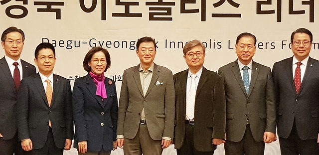 ▲ 이인선 예비후보(사진 왼쪽에서 세 번째)가 대구경북 이노폴리스 리더스포럼에 참석해 정치 페어플레이에 대한 의견을 제시했다.ⓒ이 예비후보측