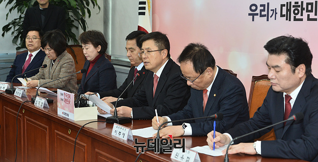 ▲ 자유한국당이 중앙선거관리위원회가 '비례자유한국당'명칭 사용 불허 결정을 하면서 고민에 빠졌다. 보수통합논의와 함께 촉박한 시간을 만회하기 위해서 비례정당의 명칭을 '반문연대'로 하자는 주장이 나온다. ⓒ박성원 기자