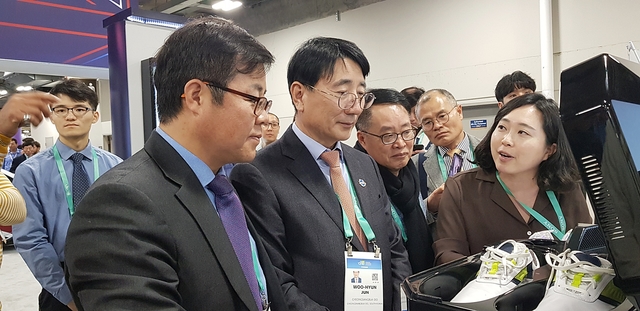 ▲ 지난 7일부터 4일간 미국 라스베이거스에서 열린 2020 CES에 참가한 경북 기업 22개사가 기대 이상의 선전을 펼쳤다.사진은 부스 투어 모습.ⓒ경북TP