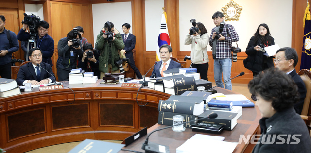 ▲ 권순일 선관위원장과 위원들이 '비례00당 명칭의 정당명칭 사용가능 여부에 관한 결정안' 등을 논의하기 위한 중앙선관위 전체 위원회의가 열린 경기도 과천 중앙선거관리위원회 회의실에 자리하고 있다. ⓒ뉴시스