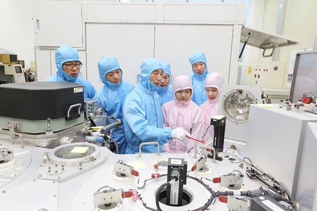 ▲ 지난 10일 교육부 대학정보 공시에서 영진전문대가 2018년 졸업자 기준 취업률 81.3%를 기록했다. 사진은 SK하이닉스반 반도체공정 실습 모습.ⓒ영진전문대