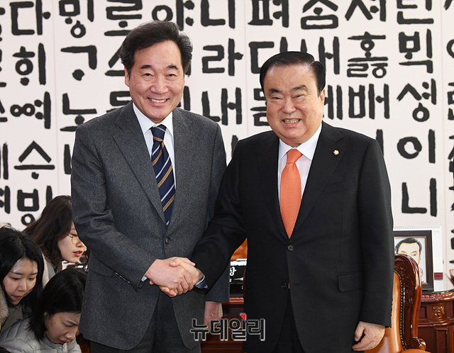 ▲ 문희상 국회의장이 15일 오전 국회 의장실에서 이낙연 전 국무총리의 예방을 받고 기념촬영을 하고 있다. 
ⓒ박성원 기자