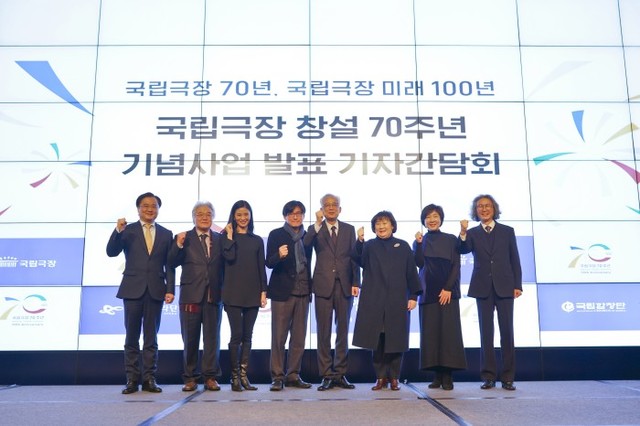 ▲ (왼쪽부터) 윤의중 국립합창단 예술감독, 박형식 국립오페라단 예술감독, 강수진 국립발레단 예술감독, 이성열 국립극단 예술감독, 김철호 국립극장 극장장, 유수정 국립창극단 예술감독, 손인영 국립무용단 예술감독, 김성진 국립국악관현악단 예술감독.ⓒ국립극장