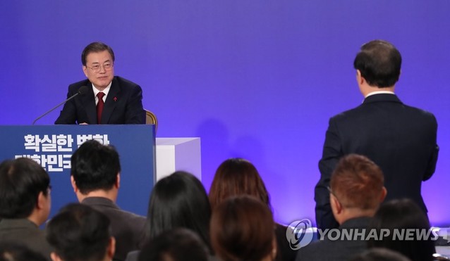 ▲ 문재인 대통령이 14일 청와대에서 가진 신년 기자회견에서 한 기자의 질문을 경청하고 있다.ⓒ연합뉴스