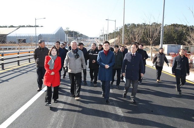 ▲ 포항시는 15일 오천읍 문덕리 일원의 포항철강4단지 내 동국S＆C 삼거리에서 신문덕코아루 앞 문덕3교를 연결하는 도로를 개통했다.ⓒ포항시