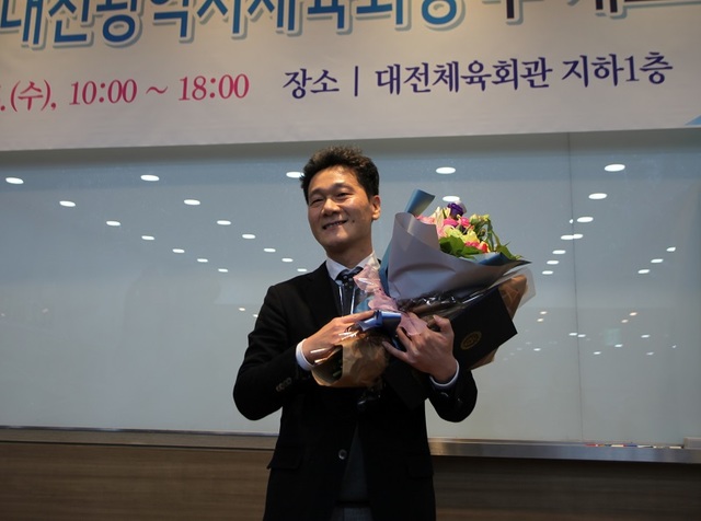 ▲ 15일 실시된 대전시체육회장 선거에서 당선된 이승찬 계룡건설 대표이사가 축하의 꽃다발을 받고 있다. ⓒ대전시체육회