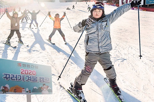 ▲ 쌍용건설 꾸러기 겨울 스키캠프에 참여한 어린이가 스키를 타고 있다. ⓒ 쌍용건설