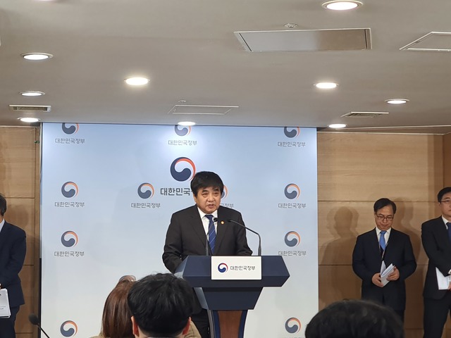 ▲ 한상혁 방송통신위원장이 지난 14일 정부서울청사에서 '2020년도 주요업무 추진계획'에 대해 설명하는 모습. ⓒ연찬모 기자