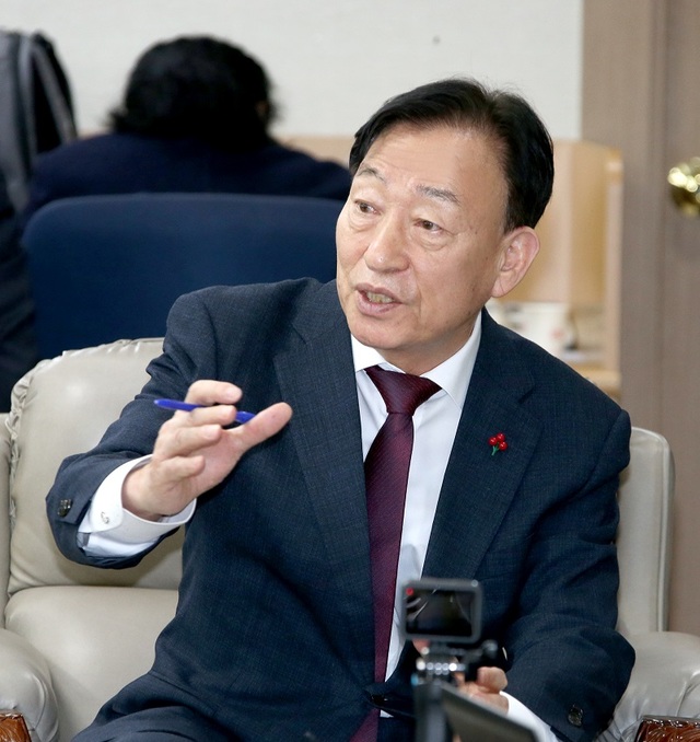 ▲ 설동호 대전시교육감이 16일 시교육청 기자실에서 간담회를 열어 2020년 대전교육에 대해 설명하고 있다.ⓒ대전시교육청