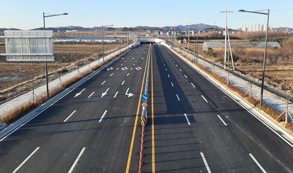 ▲ 충북경제자유구역청은 17일 오송바이오폴리스지구(오송2산단)의 성공적인 조성과 조기활성화를 위해 건설중인 오송바이오폴리스 진입도로(국도36호선 연결)를 임시개통 한다고 밝혔다.ⓒ충북도