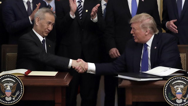 ▲ 도널드 트럼프(오른쪽) 미국 대통령과 류허 중국 중앙정치국 위원 겸 부총리가 15일(현지시간) 백악관 집무실에서 미중 1단계 무역 합의안에 서명 후 악수하고 있다. ⓒ뉴시스