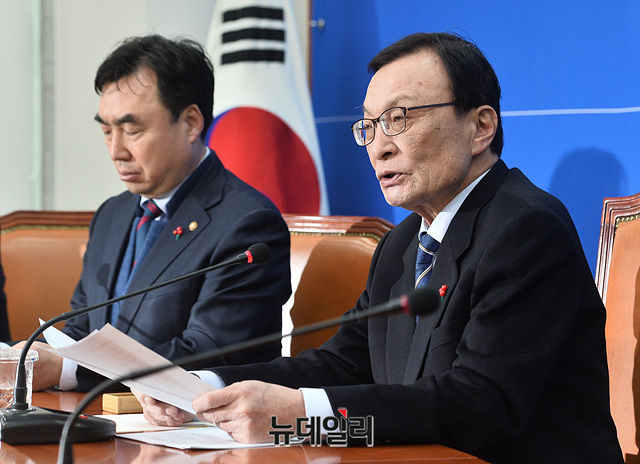 ▲ 이해찬 더불어민주당 대표가 16일 오전 국회에서 열린 신년 기자간담회에서 모두발언을 하고 있다.
ⓒ박성원 기자