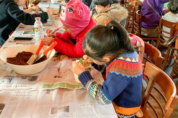 ▲ 아이들이 하트호야 화분 만들기 체험을 하며 소망을 적고 있다.ⓒ베어트리파크