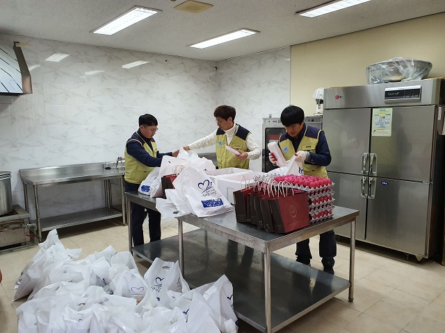 ▲ 월성본부는 14일 동경주지역을 대상으로 새해맞이 밑반찬 배달봉사를 시행했다.ⓒ월성본부