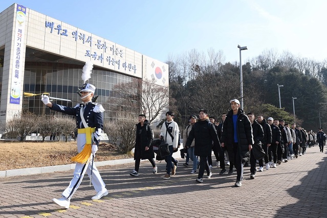 ▲ 공사 예비생도 227명이 16일 4주간의 훈련을 받기 위해 입교하고 있다.ⓒ공군사관학교