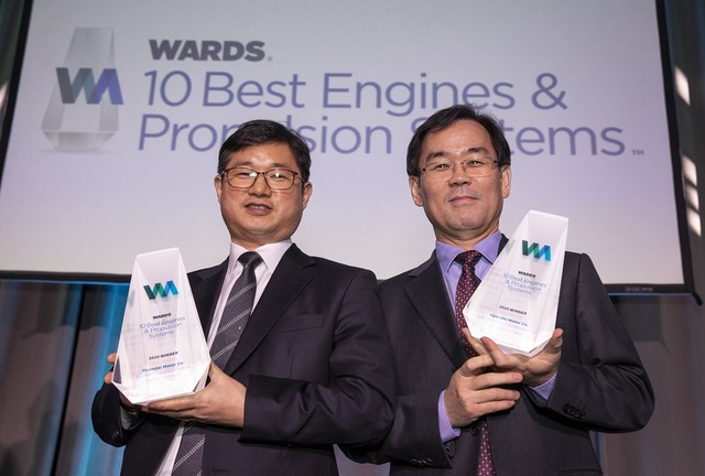 ▲ 16일(현지시간) 미국 디트로이트에서 열린 ‘2020 Wards 10 Best Engines & Propulsion Systems’ 시상식에서 가변사이클엔진리서치랩 하경표 연구위원(오른쪽)과 전동화개발실 정진환 상무가 기념촬영을 하고 있다.ⓒ현대자동차