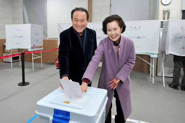 ▲ 김영만 군위군수(왼쪽)가 지난 16일 박인순 여사와 함께 사전투표를 하고 있다.ⓒ군위군