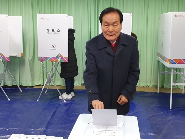 ▲ 대구경북통합신공항 이전 유치를 위한 주민투표 첫날인 16일 김주수 의성군수가 오전 9시에 투표를 하고 있다.ⓒ의성군