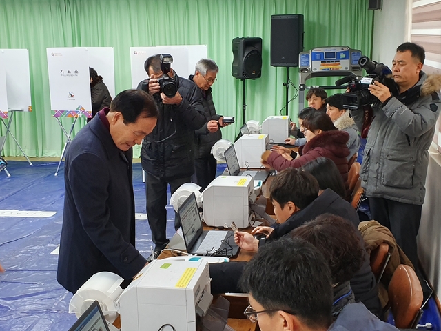 ▲ 김 군수는 이날 투표 종사자들에게 수고 한다는 인사를 전하면서 주민등록증을 내 보이고 지문인식 후 투표용지를 수령, 기표와 함께 투표함에 투입했다.ⓒ의성군