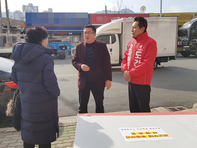 ▲ 도건우 예비후보가 16일 미군부대통합이전추진위원회 서명운동을 벌였다.ⓒ도 예비후보측