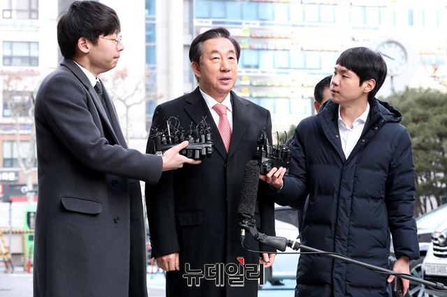 ▲ 자신의 딸을 KT에 특혜채용 시킨 혐의를 받는 김성태 자유한국당 의원이 17일 서울남부지법 형사합의13부(신혁재 부장판사) 심리로 열린 선고공판에 출석하면서 취재진의 질문에 답변하고 있다. ⓒ정상윤 기자