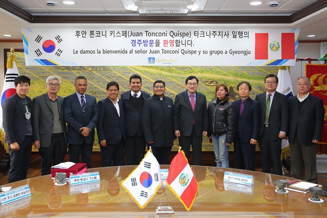 ▲ 페루 후안 톤코니 키스페 타크나주지사 일행이 경주시를 예방해 주낙영 경주시장과 기념촬영을 하고 있다.ⓒ경주시