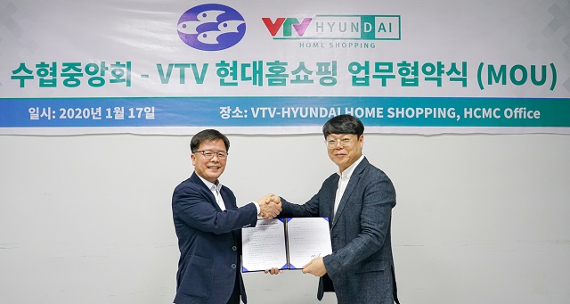 ▲ 류재준 VTV 현대홈쇼핑 법인장(사진 오른쪽)과 이중찬 수협중앙회 상임이사(왼쪽)이 17일(현지 시각) 베트남 호치민 VTV현대홈쇼핑에서 업무협약을 체결한 뒤 기념촬영하고 있다. ⓒ현대홈쇼핑