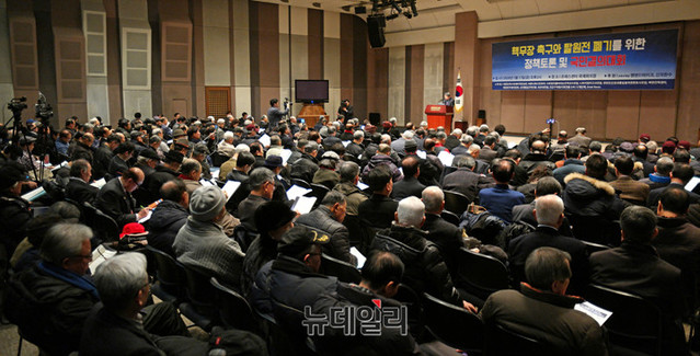 ▲ 17일 오후 한국프레스센터 국제회의장에서 펜앤드마이크와 우파 유튜브 채널 신의한수가 후원하는 ‘핵무장 촉구와 탈원전 폐기를 위한 정책토론 및 국민결의대회’가 개최됐다. 
 ⓒ이기륭 기자