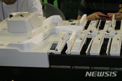 ▲ 선관위가 다가오는 총선에서 신형 계수기를 도입할 것으로 알려졌다. 사진은 투표 용지를 분류하는 분류기의 모습. ⓒ뉴시스