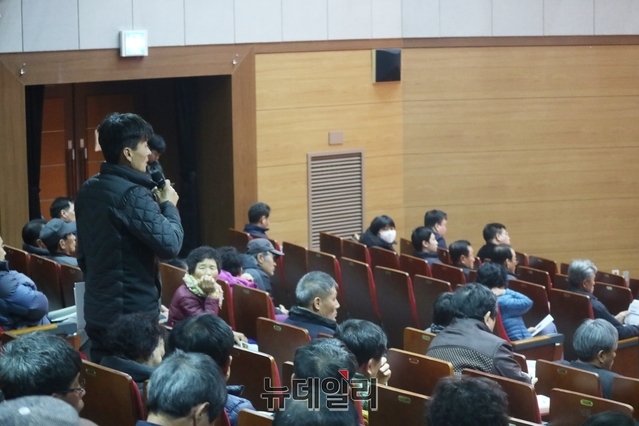 ▲ 지난 16일부터 17일 치러진 대구군공항 이전 사전 주민투표율 결과, 군위군이 52.06%(투표자수 1만1천547명), 의성군 64.96%(3만1천464명)로 최종 집계됐다. 군위와 의성 양 지역간 표차는 12.9%였다. 사진은 지난 12월 5일 열린 주민공청회 장면.ⓒ뉴데일리