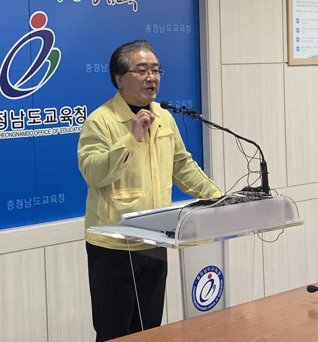 ▲ 이은복 충남도교육청 교육국장이 18일 도교육청 프리핑룸에서 해외(네팔) 교육봉사단 사고와 관련해 브리핑을 하고 있다.ⓒ충남도교육청