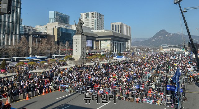 ▲ 18일 서울 광화문광장에서 열린 '문재인 퇴진 국민대회'에 참가한 시민들의 모습. ⓒ박성원 기자