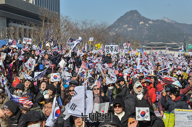 ▲ 18일 서울 광화문광장에서 열린 '문재인 퇴진 국민대회'에 참가한 시민들의 모습. ⓒ박성원 기자