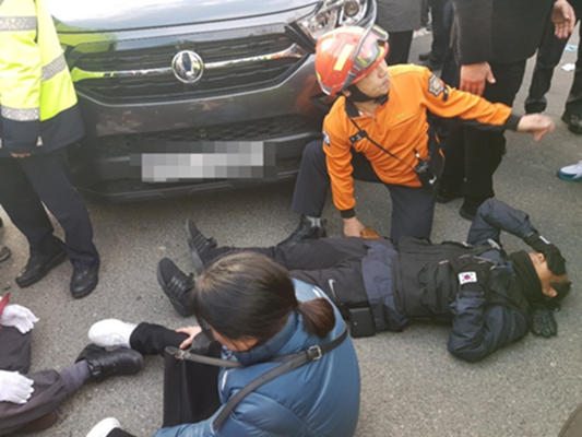 ▲ 18일 우리공화당이 부산에서 개최한 태극기집회에서 한 차량이 시위대를 향해 돌진했다. 사진은 해당 차량(사진 위쪽)과 사고로 부상을 입은 한 경찰, 현장출동한 119구급대의 모습ⓒ우리공화당 제공